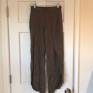 Super cute beachy light pants! Have slits on the side!